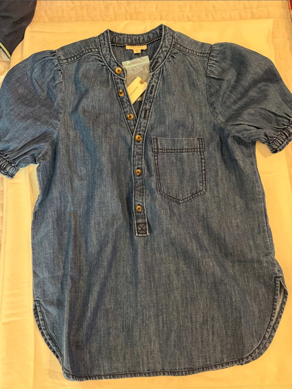 Anthropologie. Pilcro Denim-Look Button Front Top. New with tags. Size xxs